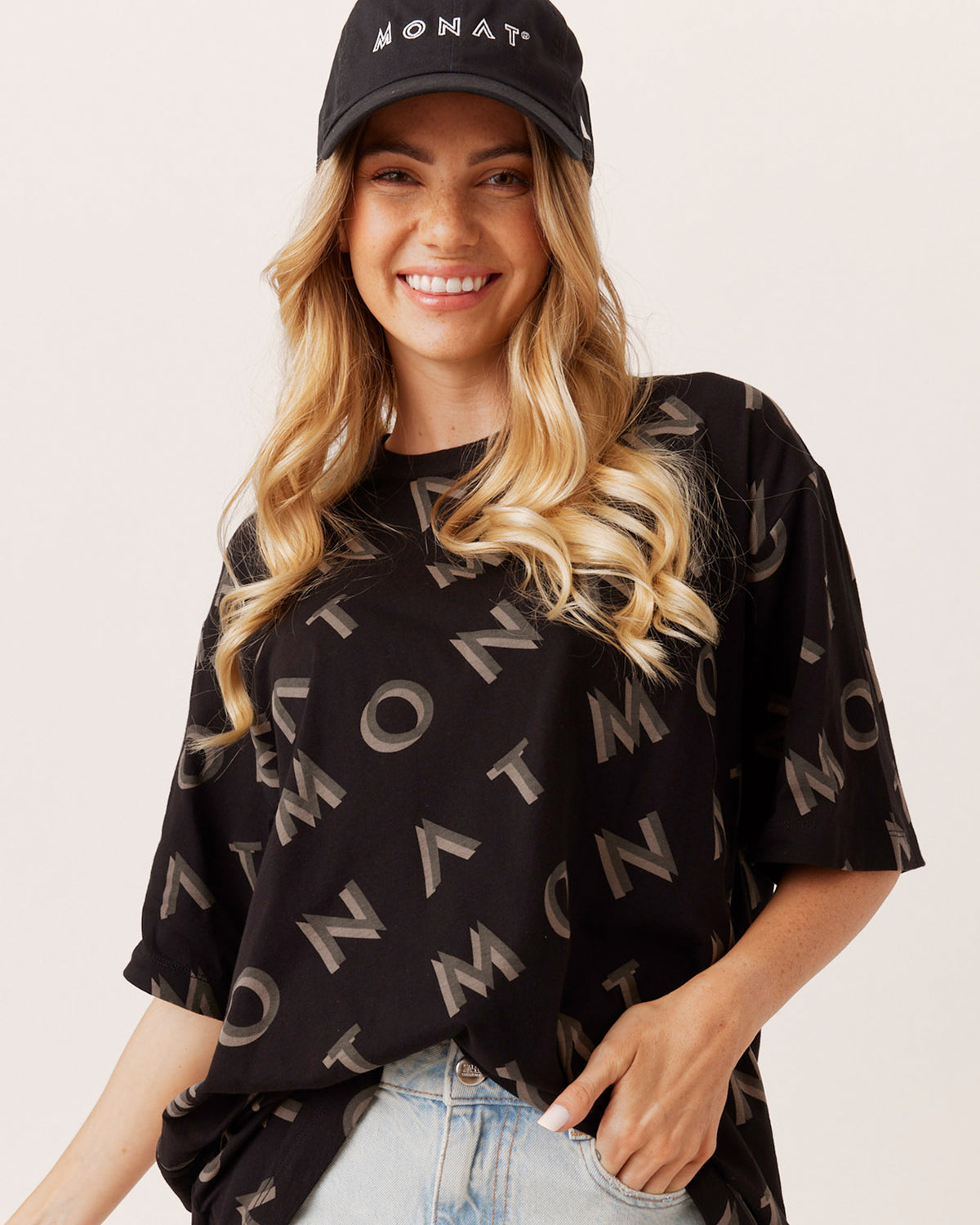 MONAT OVERSIZED TEE BLACK