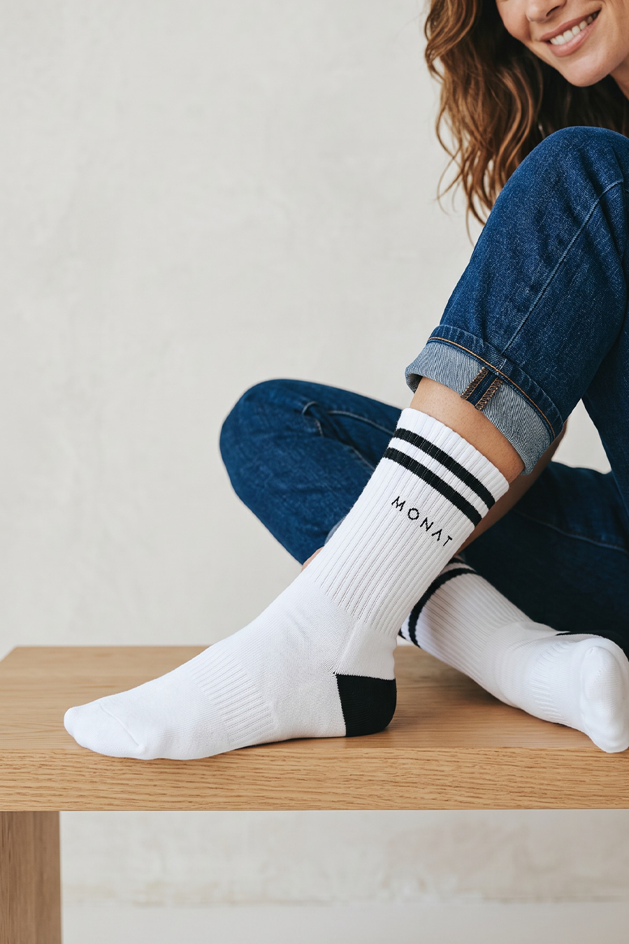 MONAT WHITE CREW SOCKS